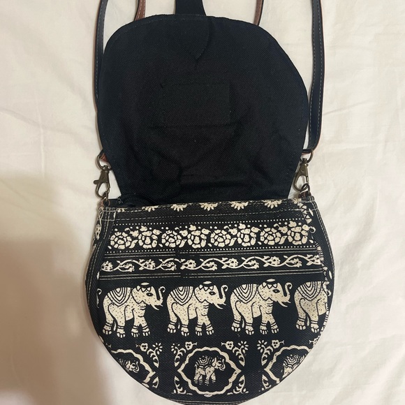 Elephant Design Crossbody Purse from Thailand - Picture 3 of 5